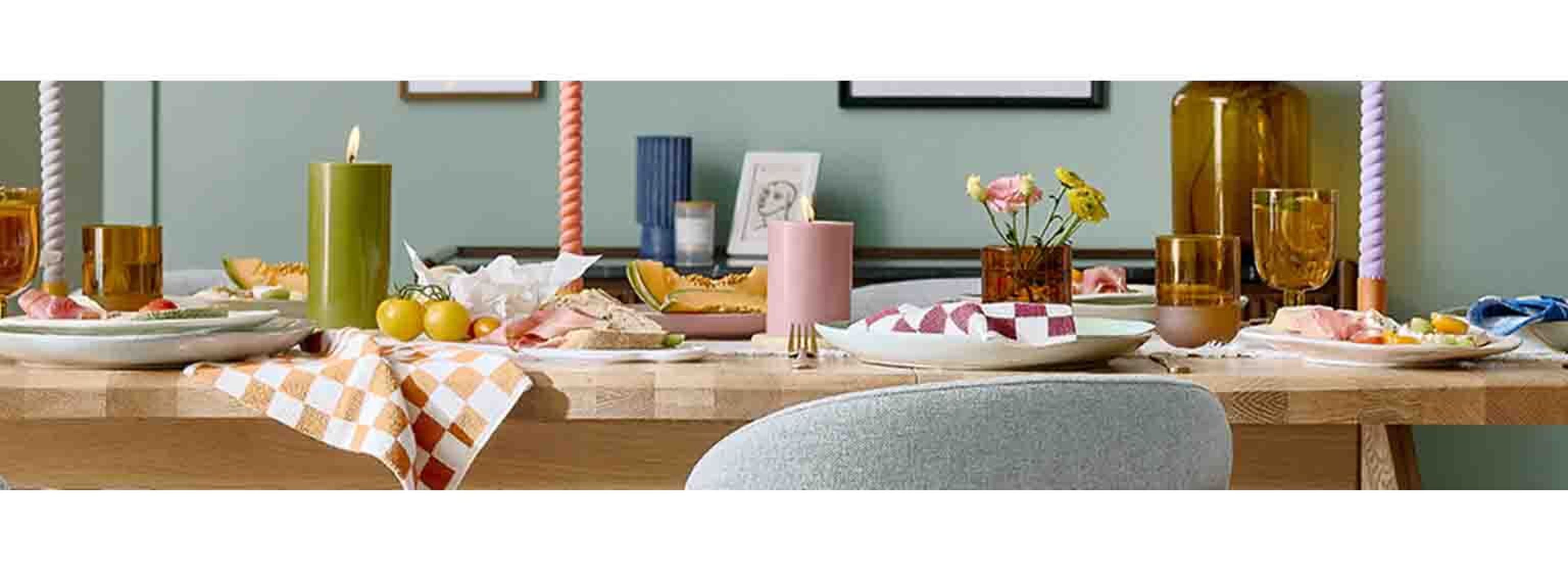 oak dinning table with summer decorations