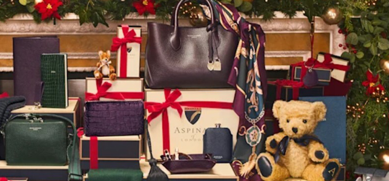  lots of bags in a christmas decorative living room 