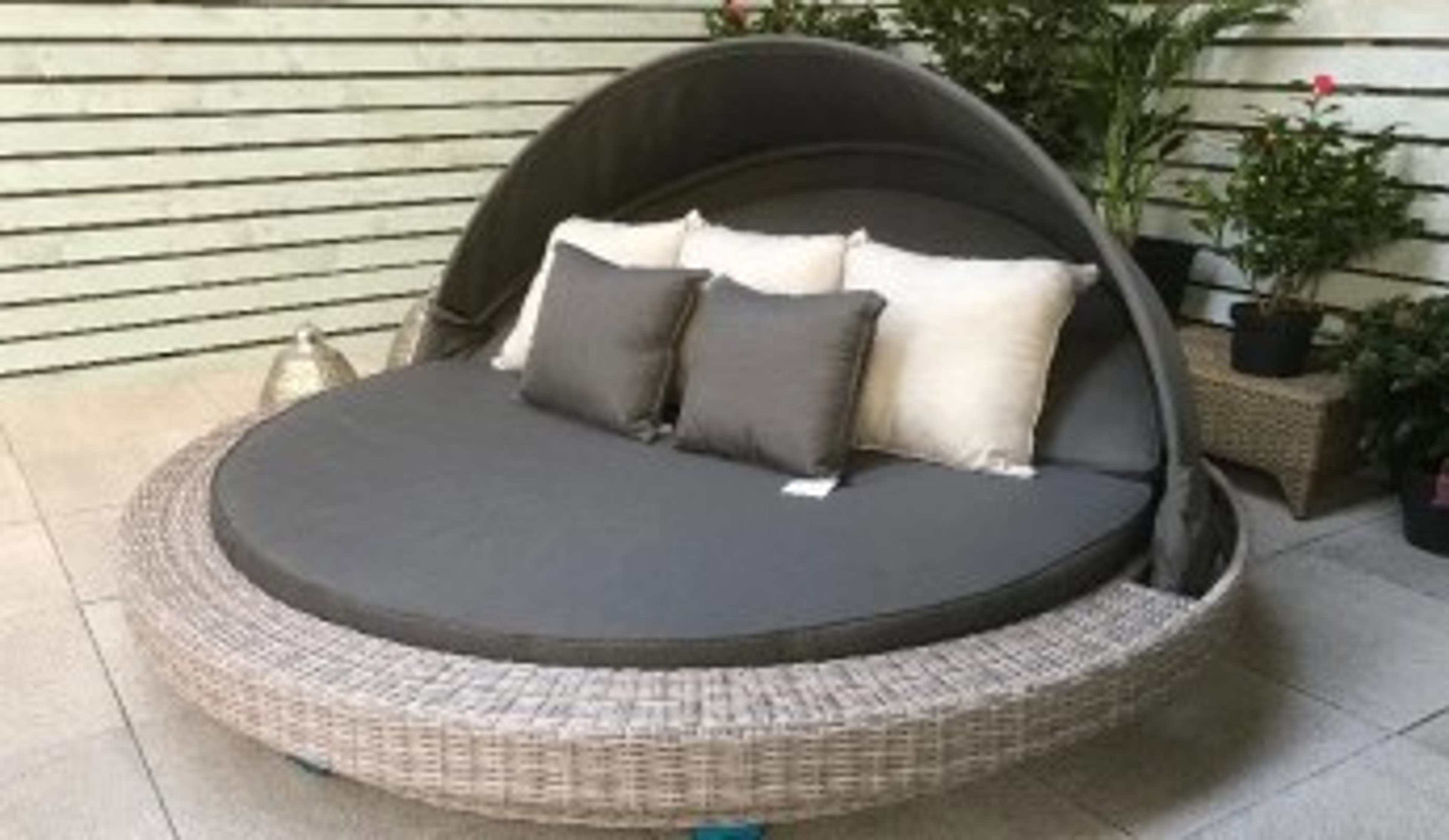  Signature Weave Madison Large Round Daybed by Mattressman 