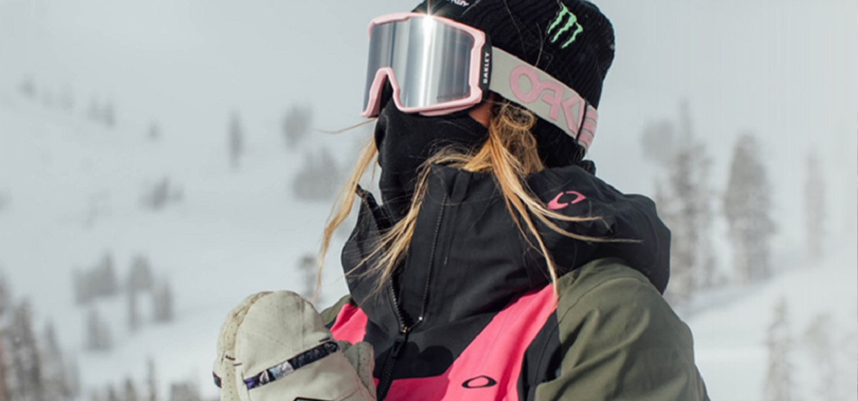  Woman skiing wearing Oakley merchandise in grey and pink 